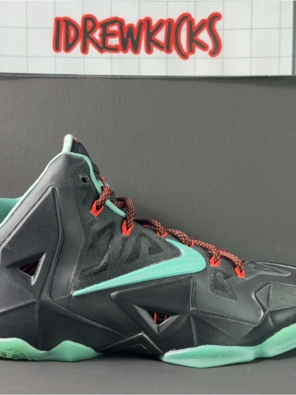 NIKE LEBRON 11 JADE SIZE 8 SNEAKERS 616175 004